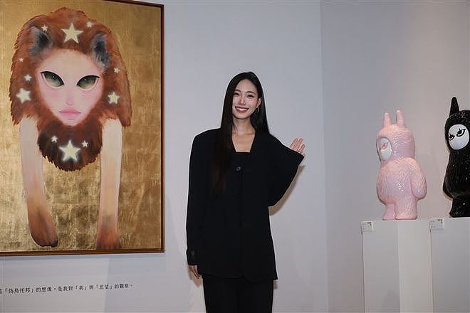 网友分享跟小S合影，笑容灿烂举杯庆祝女儿画展，评论区直接翻车（组图） - 12