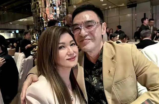 TVB高层乐易玲街头合照曝光,65岁低胸装惊艳网友,冻龄引热议(组图) - 6