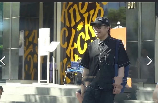 网友分享跟小S合影，笑容灿烂举杯庆祝女儿画展，评论区直接翻车（组图） - 7