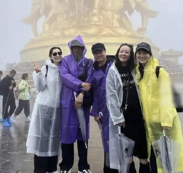刘青云夫妇与TVB三届视帝夫妇同游峨眉山恩爱如初(组图) - 4