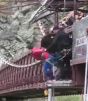笑死！中国大妈国外蹦极，英文太差把Jump听成“加油”！与教练对吼视频火了...（组图） - 4