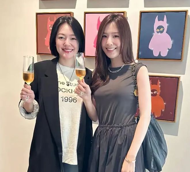 网友分享跟小S合影，笑容灿烂举杯庆祝女儿画展，评论区直接翻车（组图） - 1