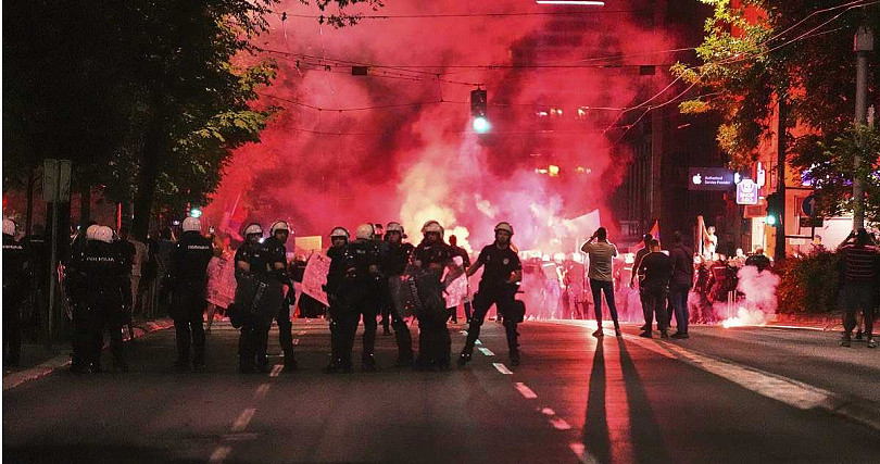 塞尔维亚掀示威潮！数万人上街头要求提前总统大选，爆警民冲突！（组图） - 4