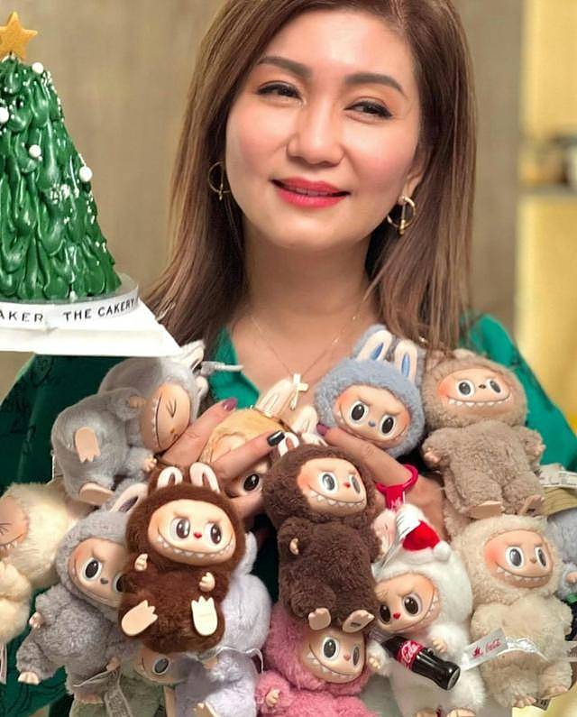 TVB高层乐易玲街头合照曝光,65岁低胸装惊艳网友,冻龄引热议(组图) - 1