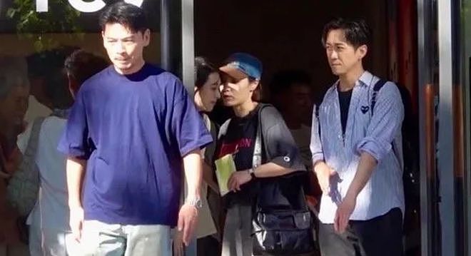 网友分享跟小S合影，笑容灿烂举杯庆祝女儿画展，评论区直接翻车（组图） - 8