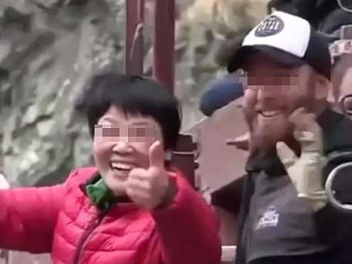 笑死！中国大妈国外蹦极，英文太差把Jump听成“加油”！与教练对吼视频火了...（组图） - 1