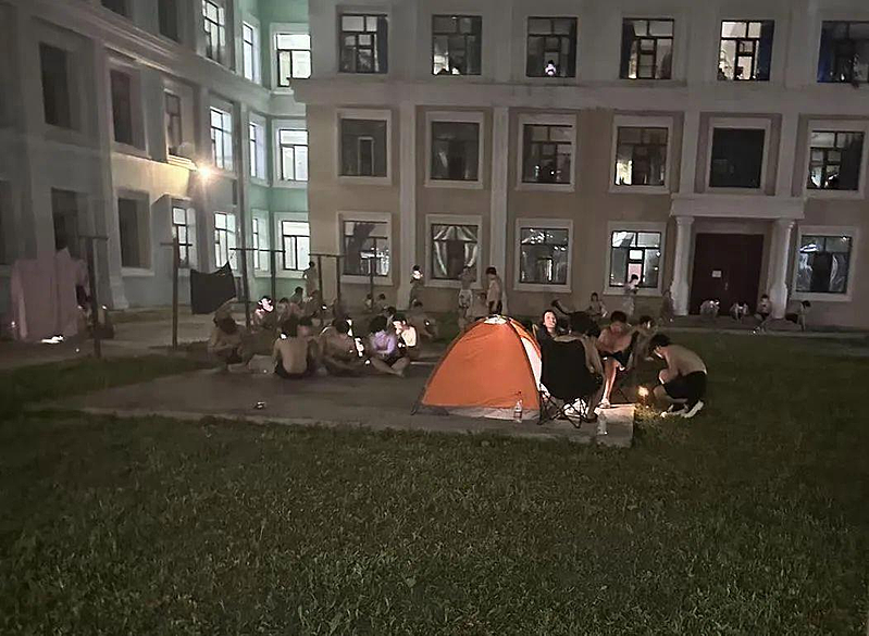 操场打地铺、躺卫生间水池…宿舍没空调！东北大学生花式避暑（组图） - 2
