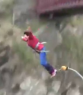 笑死！中国大妈国外蹦极，英文太差把Jump听成“加油”！与教练对吼视频火了...（组图） - 5