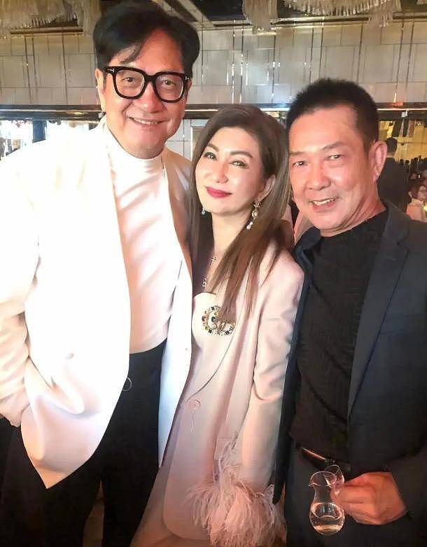 TVB高层乐易玲街头合照曝光,65岁低胸装惊艳网友,冻龄引热议(组图) - 8