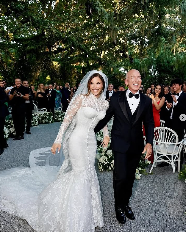 贝索斯世纪婚礼曝光：排场逆天，新娘秒改姓，全程八卦拉满！（组图） - 1