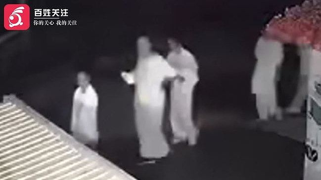 广州50名白衣人凌晨夜行，网民称“吓坏了”！官方：在进行辟谷（视频/组图） - 4