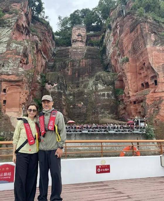 刘青云夫妇与TVB三届视帝夫妇同游峨眉山恩爱如初(组图) - 3