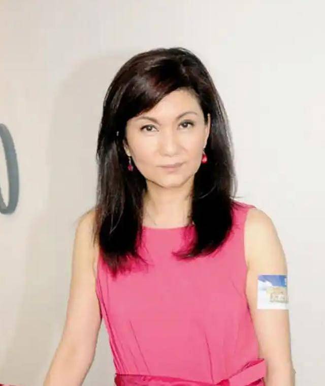 TVB高层乐易玲街头合照曝光,65岁低胸装惊艳网友,冻龄引热议(组图) - 2