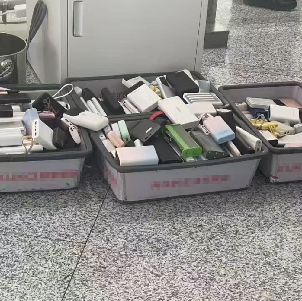 “成筐的充电宝被拦”，有人当场崩溃，全网都在翻包：手头上没有！赶紧自查（组图） - 1