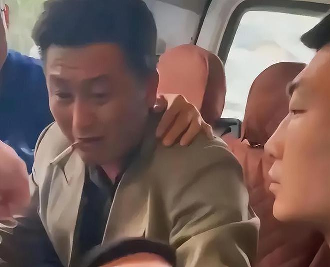 辽宁男子手持白刃杀妻子全家,民警却为他敬烟喊大哥(组图) - 2