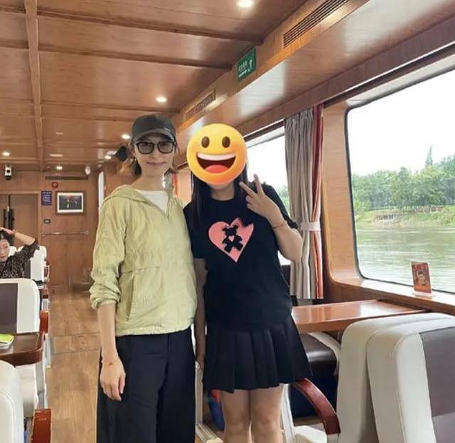 刘青云夫妇与TVB三届视帝夫妇同游峨眉山恩爱如初(组图) - 2