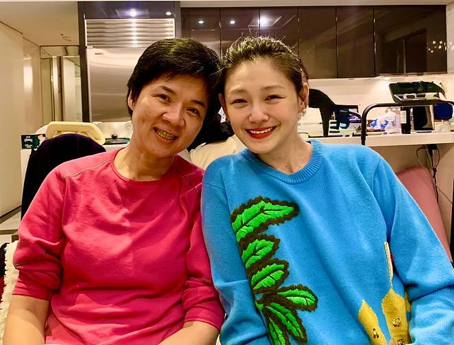 网友分享跟小S合影，笑容灿烂举杯庆祝女儿画展，评论区直接翻车（组图） - 15