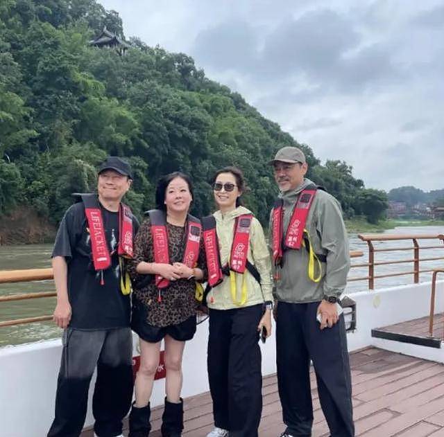 刘青云夫妇与TVB三届视帝夫妇同游峨眉山恩爱如初(组图) - 1