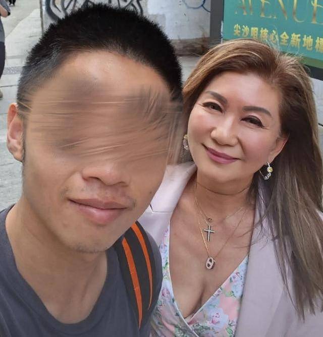 TVB高层乐易玲街头合照曝光,65岁低胸装惊艳网友,冻龄引热议(组图) - 3