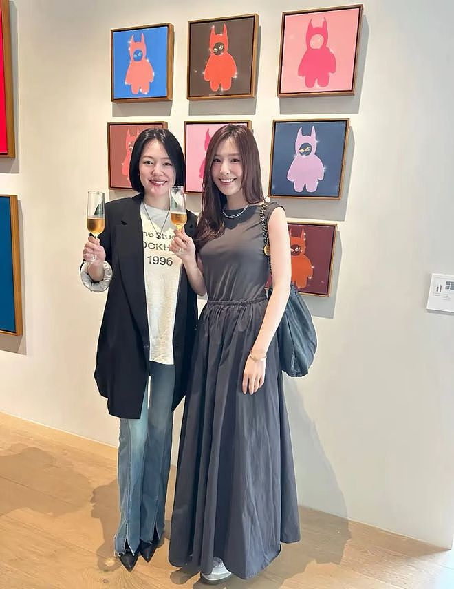 网友分享跟小S合影，笑容灿烂举杯庆祝女儿画展，评论区直接翻车（组图） - 13