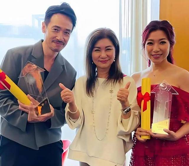 TVB高层乐易玲街头合照曝光,65岁低胸装惊艳网友,冻龄引热议(组图) - 7