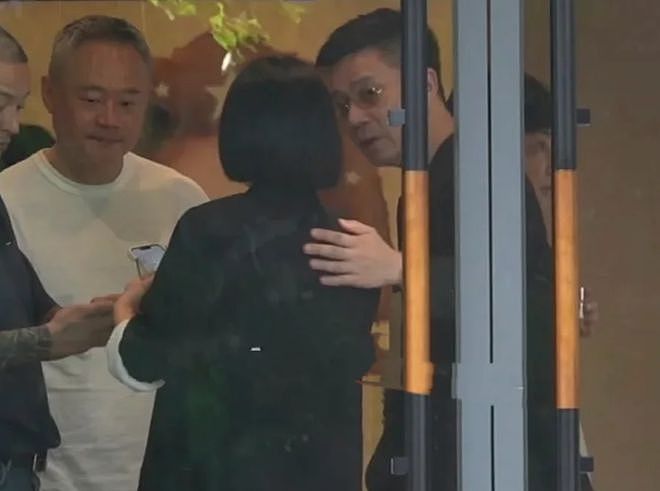 网友分享跟小S合影，笑容灿烂举杯庆祝女儿画展，评论区直接翻车（组图） - 2