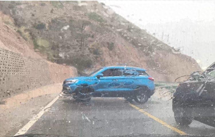 游客自驾伊犁遇泥石流：前方一辆车与泥石流赛跑（组图） - 1