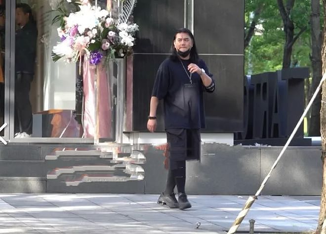 网友分享跟小S合影，笑容灿烂举杯庆祝女儿画展，评论区直接翻车（组图） - 5