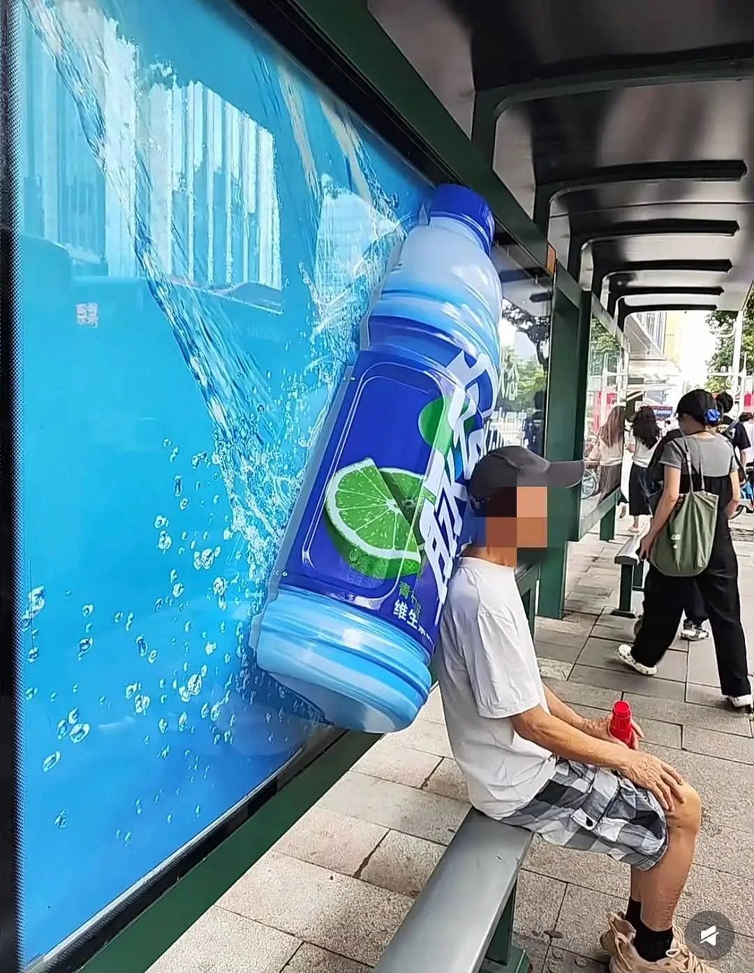 脉动1.5米巨瓶“霸座“公交站惹争议!乘客挤坐半边、一不留神还撞头!网友:创意挺好,下次别创了(组图) - 7
