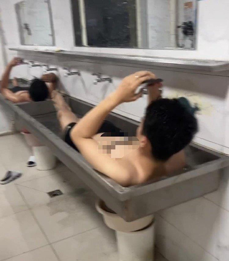 操场打地铺、躺卫生间水池…宿舍没空调！东北大学生花式避暑（组图） - 1