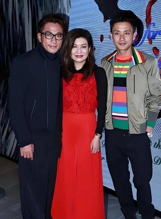 TVB高层乐易玲街头合照曝光,65岁低胸装惊艳网友,冻龄引热议(组图) - 9
