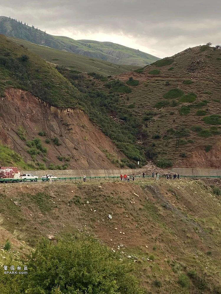游客自驾伊犁遇泥石流：前方一辆车与泥石流赛跑（组图） - 2