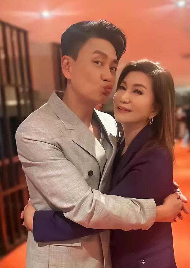 TVB高层乐易玲街头合照曝光,65岁低胸装惊艳网友,冻龄引热议(组图) - 5
