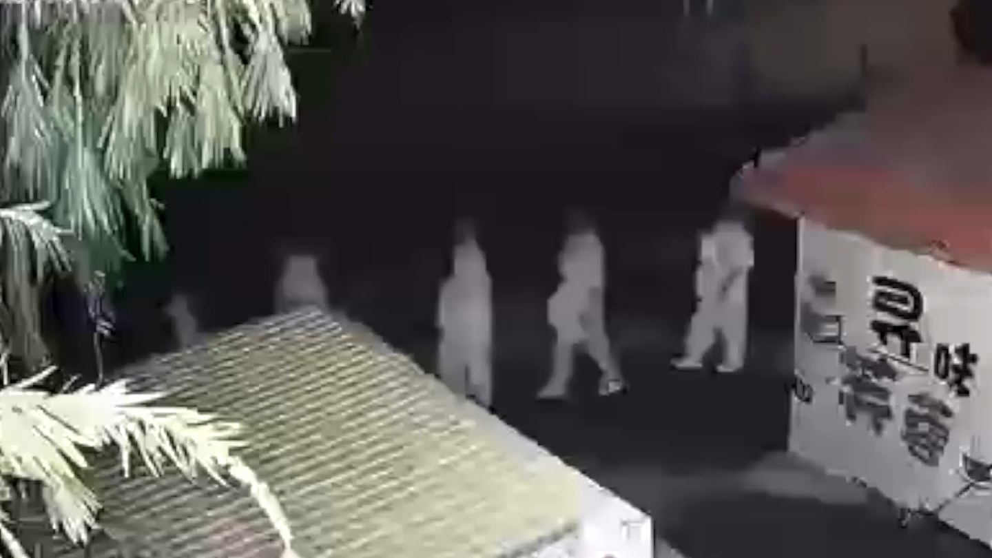 广州50名白衣人凌晨夜行，网民称“吓坏了”！官方：在进行辟谷（视频/组图） - 1