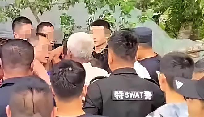 辽宁男子手持白刃杀妻子全家,民警却为他敬烟喊大哥(组图) - 20