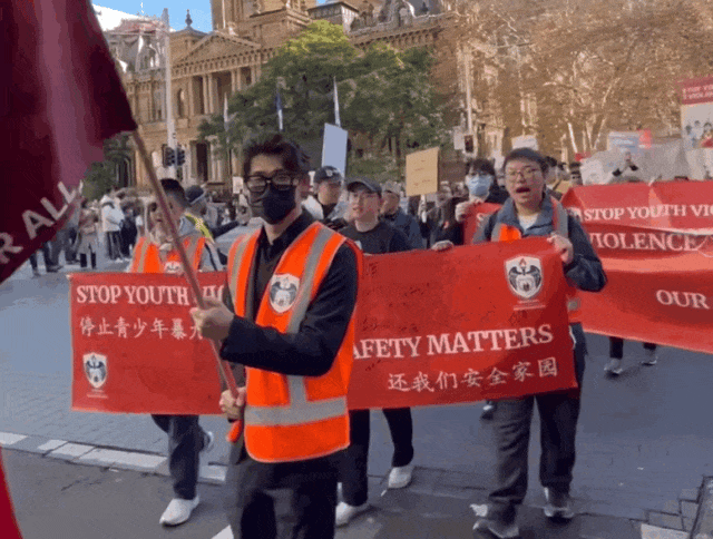 塌房了！澳洲华裔被打屡禁不止，300名华人涌入悉尼CBD游行！难道澳洲留学也不能去了？（组图） - 1