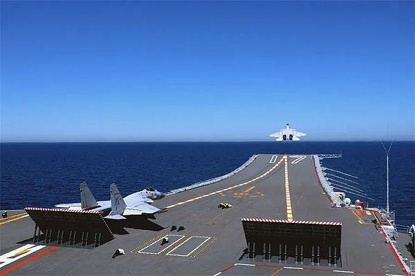山东舰时隔辽宁舰8年访港，内媒指有3大深意：中国航母实力大增（组图） - 2