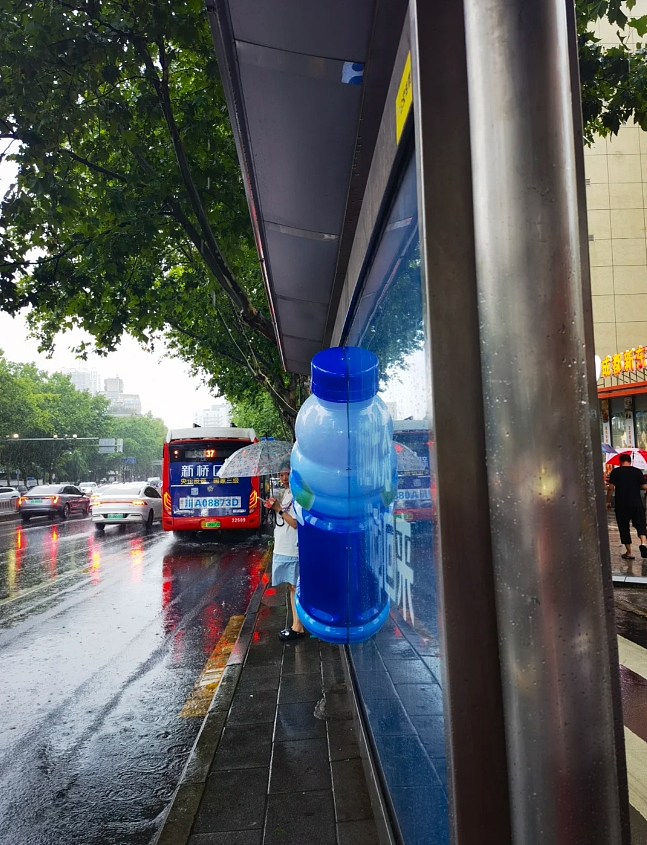 脉动1.5米巨瓶“霸座“公交站惹争议!乘客挤坐半边、一不留神还撞头!网友:创意挺好,下次别创了(组图) - 9