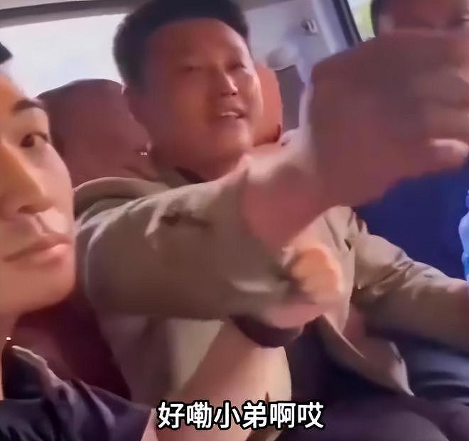 辽宁男子手持白刃杀妻子全家,民警却为他敬烟喊大哥(组图) - 21