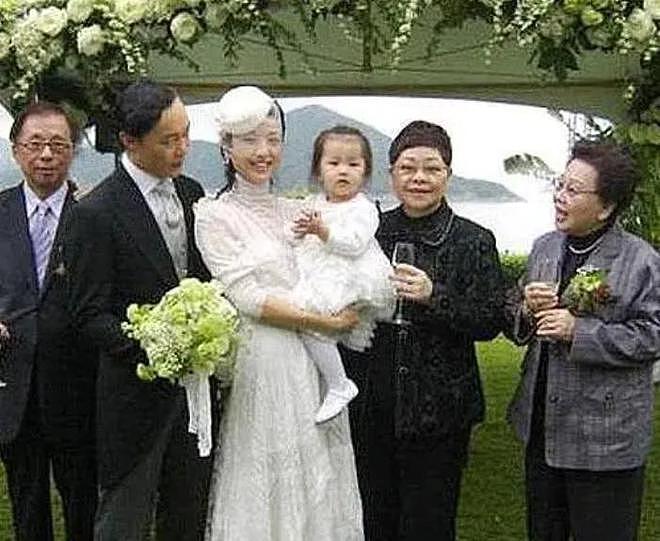 女儿出道，徐濠萦成人生赢家：“一无是处”却被宠30年，凭什么？（组图） - 33