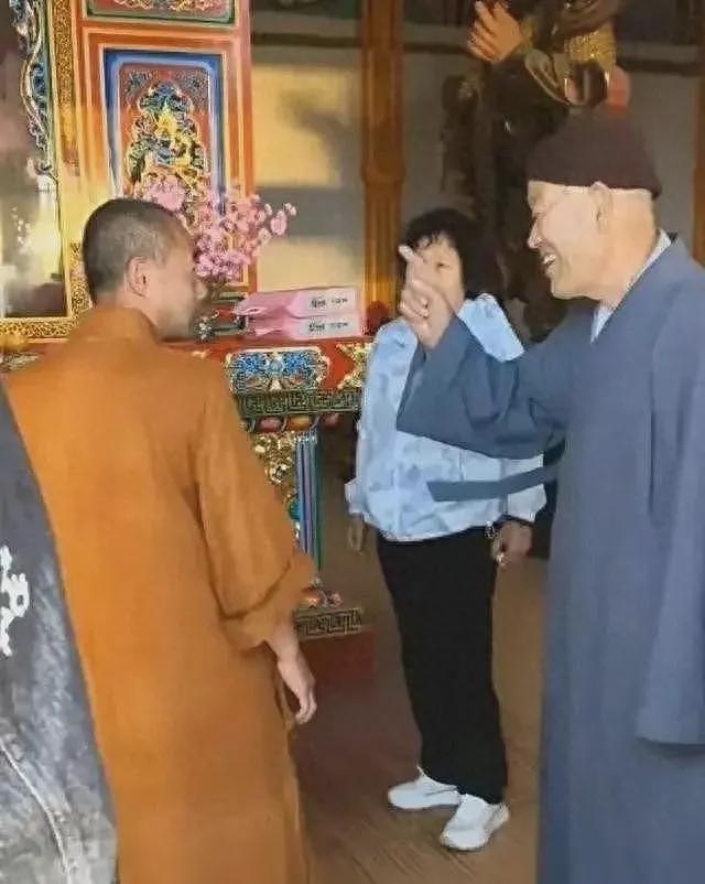 五台山和尚满口脏话扔供米后续:已迁单处置,原因曝光,当地回应(组图) - 1