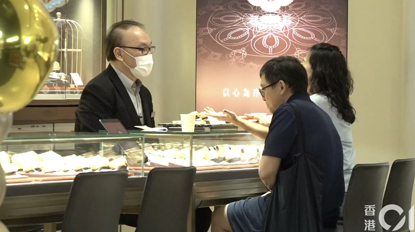 Labubu爆红！周六福却靠“傍大牌”上市，中国品牌能否摆脱山寨老路（组图） - 6