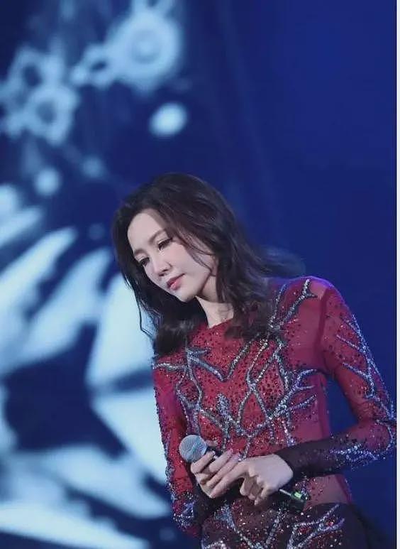 TVB女歌手演唱会穿着大胆，被指卖弄性感，曾被粉丝点名耍大牌（组图） - 6