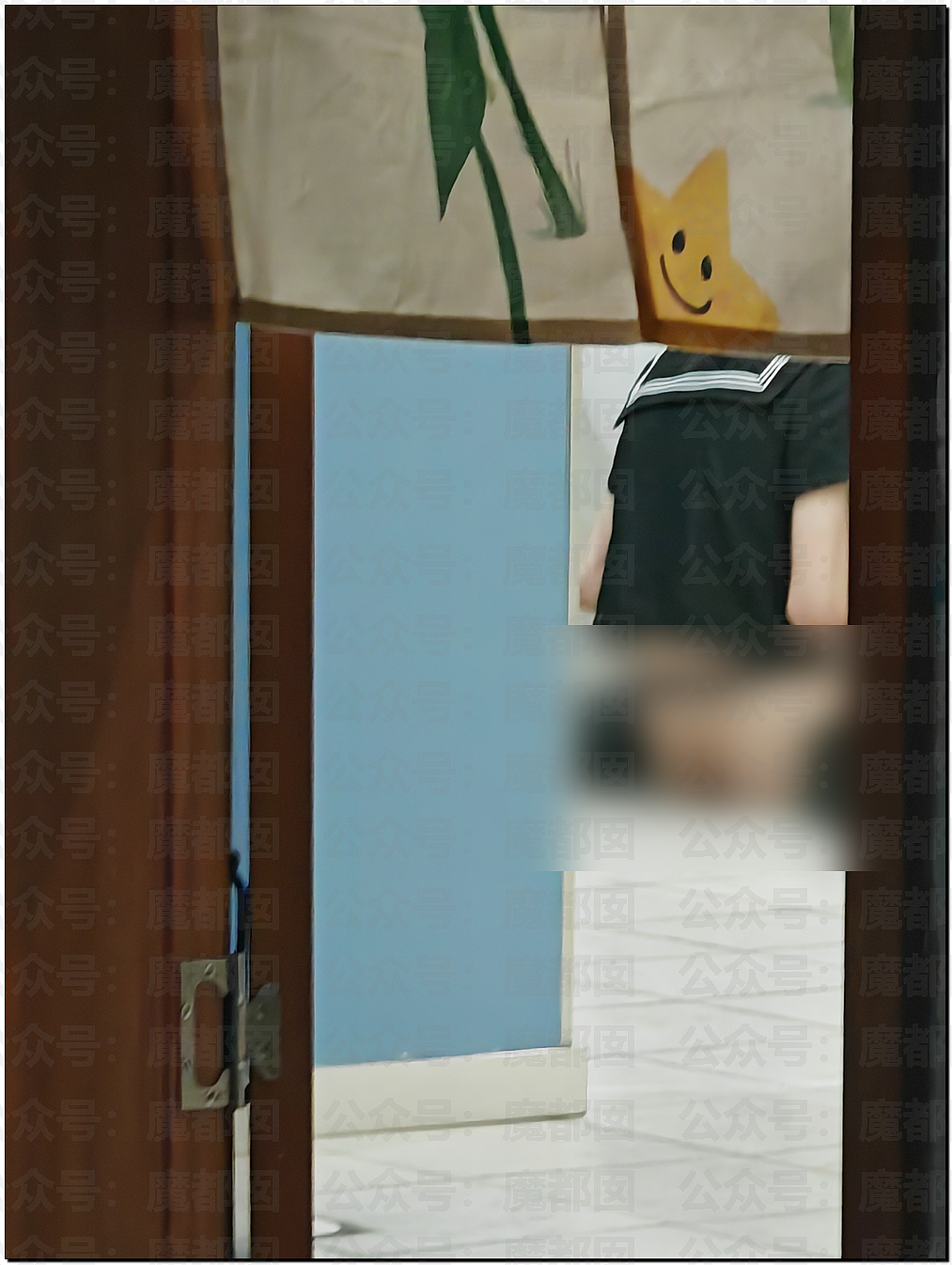 辣眼睛!男子穿女性水手服过膝袜小皮鞋坐在在男厕地板上…(组图) - 8