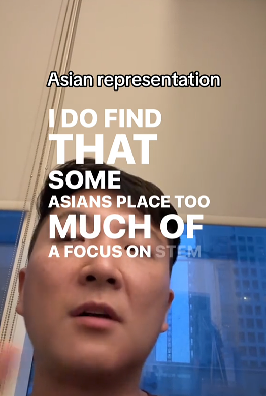 华裔小伙在机场免费给小姑娘1只labubu,她欣喜若狂!视频曝光网友惊呆:你知道他是谁吗?(组图) - 25