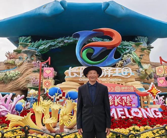 养母病逝后养父消沉,63岁儿子带103岁养父游历山河(组图) - 6