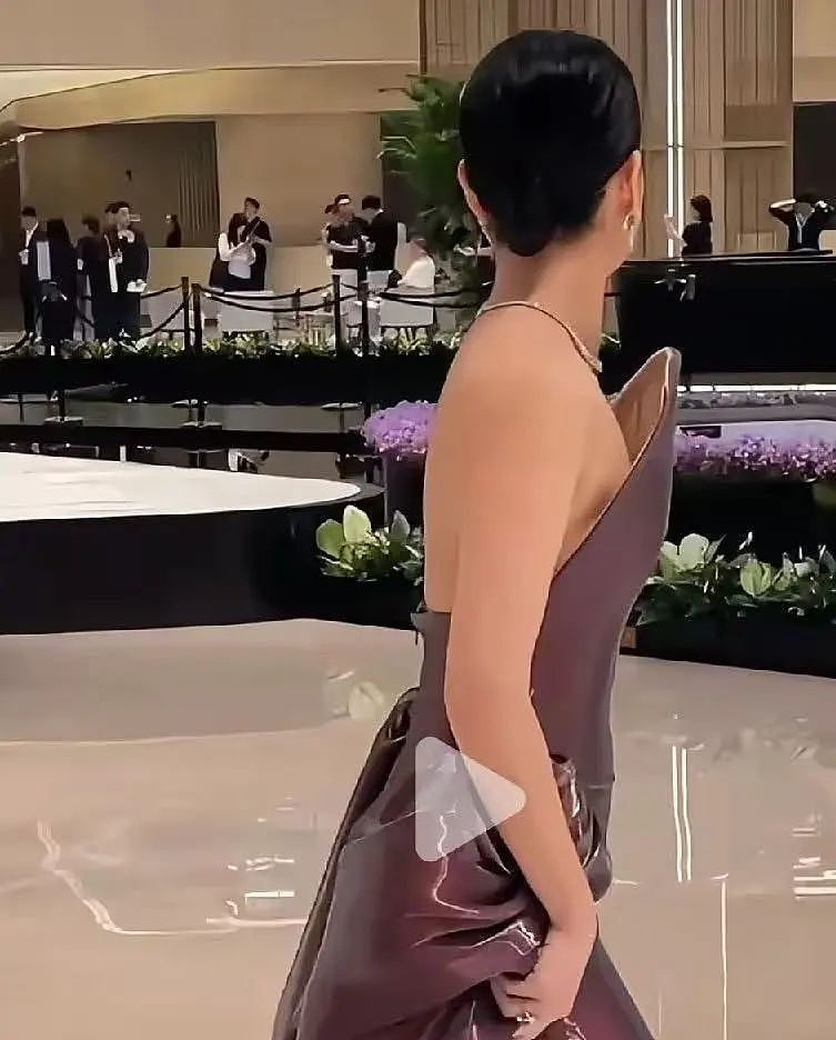 TVB视后白玉兰奖做评委，被指造型夸张像椅子，有走光风险（组图） - 3