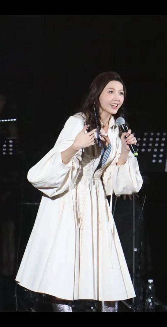 TVB女歌手演唱会穿着大胆,被指卖弄性感(组图) - 5