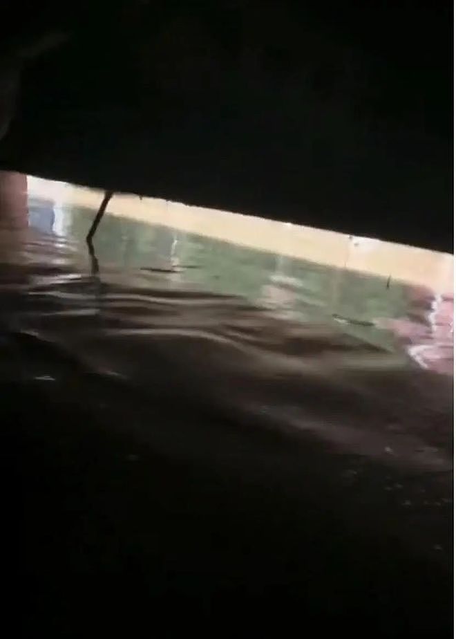 女子挪车被洪水冲进地下车库：体重76斤，靠游泳逃生（组图） - 2