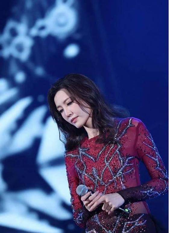 TVB女歌手演唱会穿着大胆,被指卖弄性感(组图) - 6